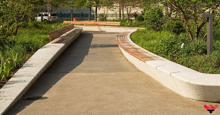 Gathering Area - Seating || Espacio con bancas para sentarse