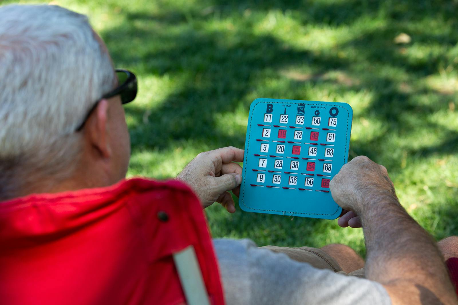 Harves Days 2023 Man playing bingo