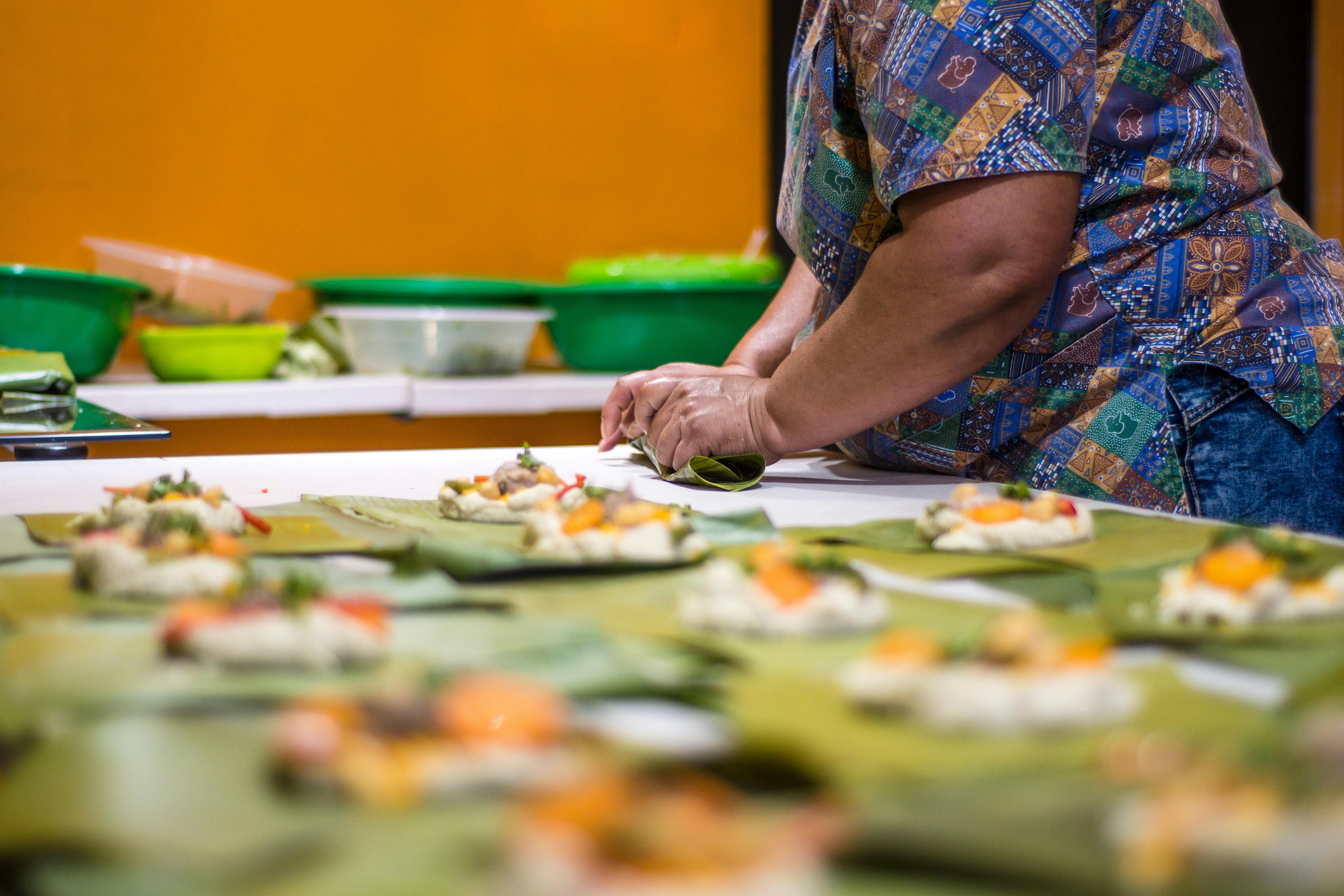 Una cocina puede apoyar la exploración en artes culinarias y proporcionar un espacio para el intercambio y la celebración cultural