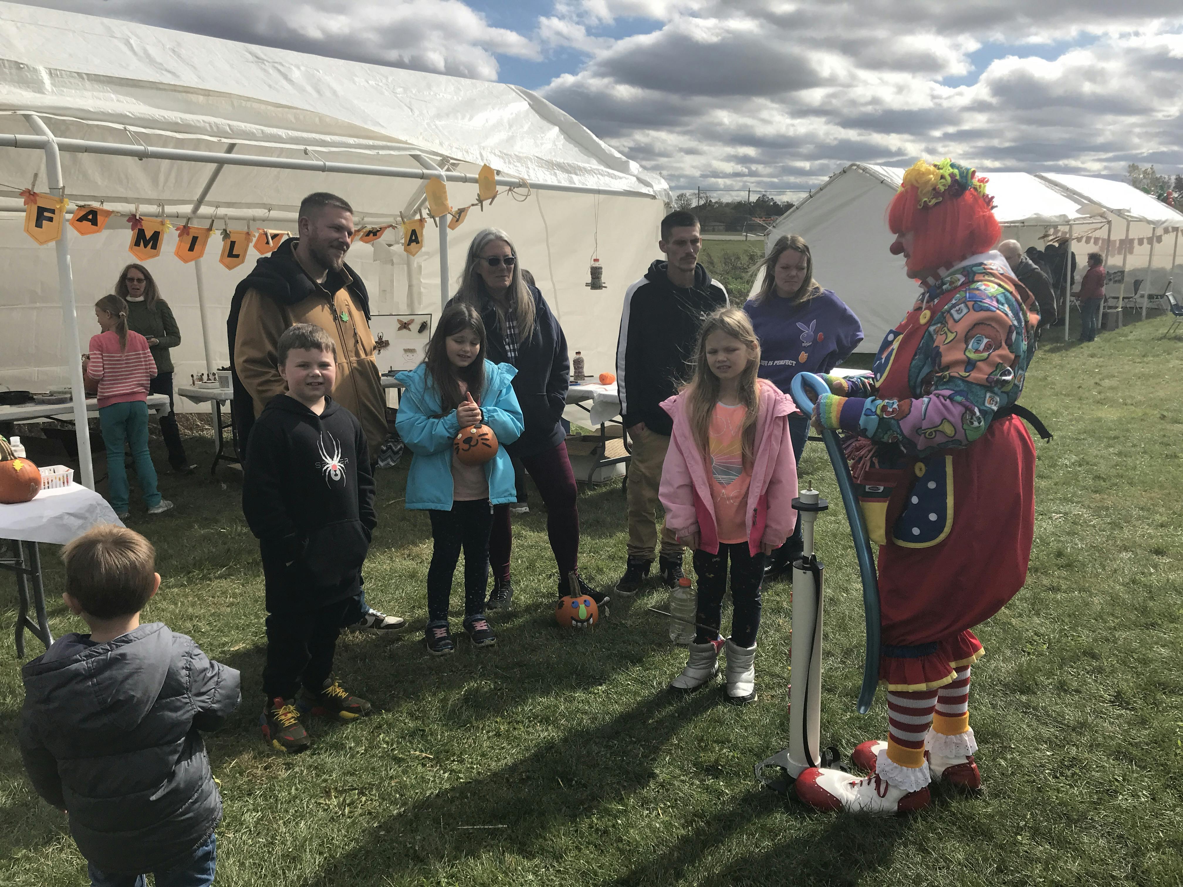 Klinker the Clown twisting balloons.JPG