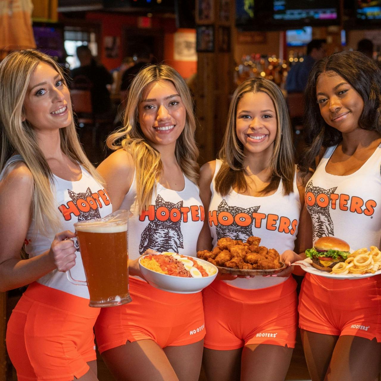 Hooters Aurora Offering Aurora Restaurant Specials!