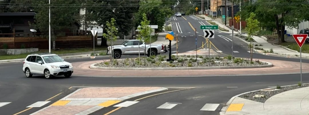 cars in single lane roundabout