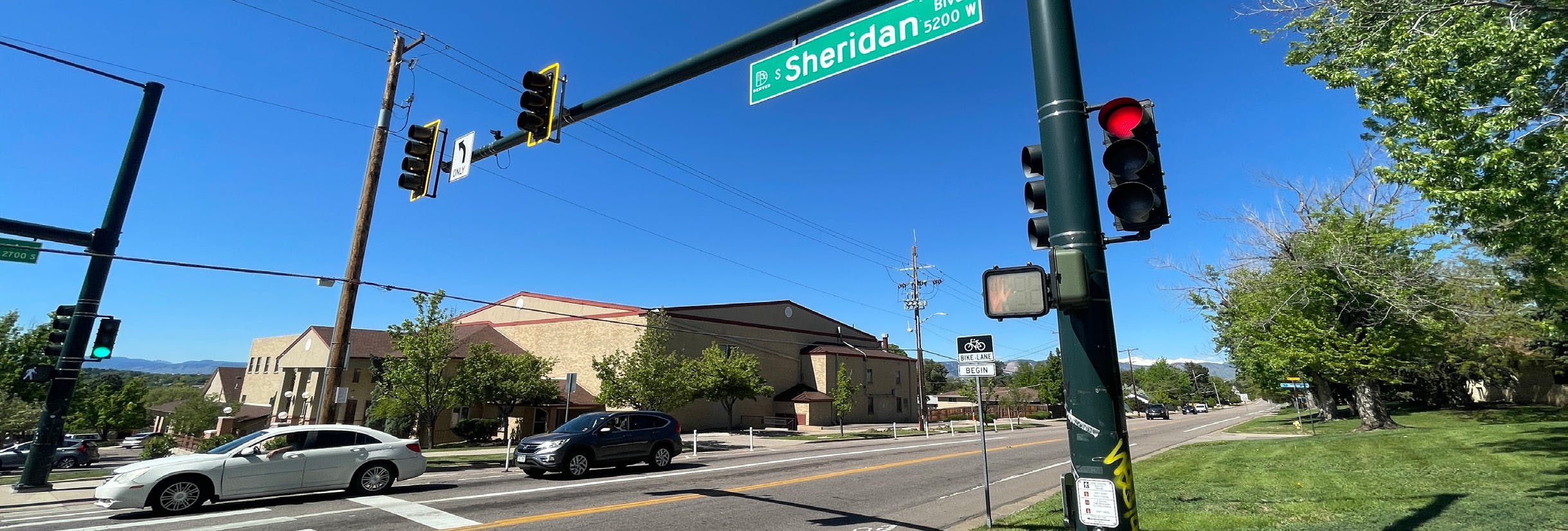 Cars driving through Sheridan Blvd intersection