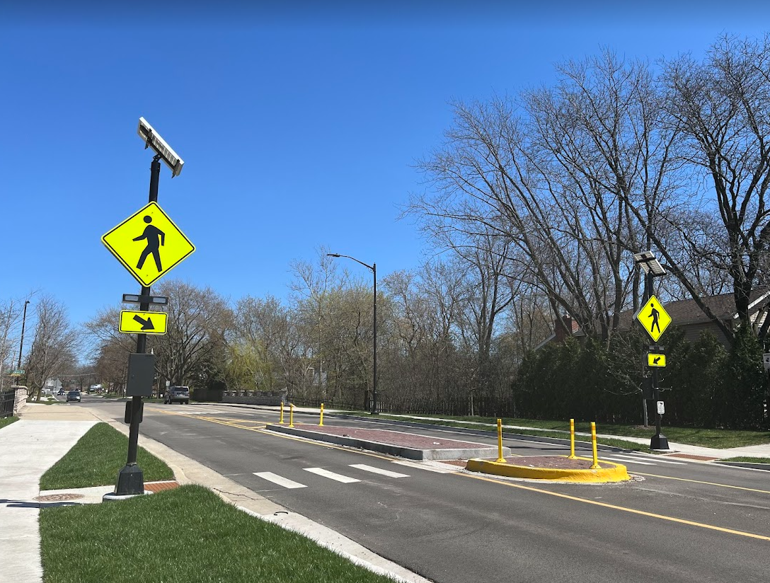 Mejoras de cruce de seguridad (p. ej., cruces de alta visibilidad, refugios para peatones, o baliza rectangular de destello rápido 