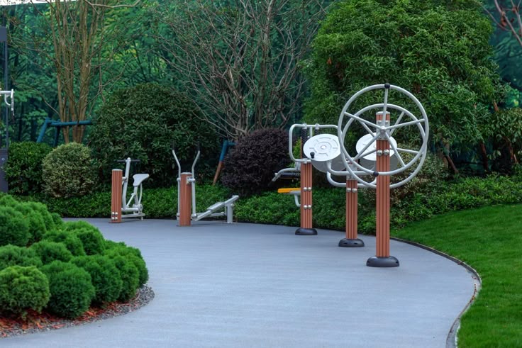 Gathering Area - Exercise Stations || Área con estaciones de ejercicio