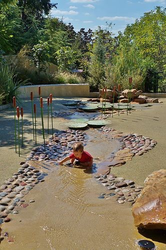 Option 3 - Water Play || Opción 3 - Área de juegos con agua