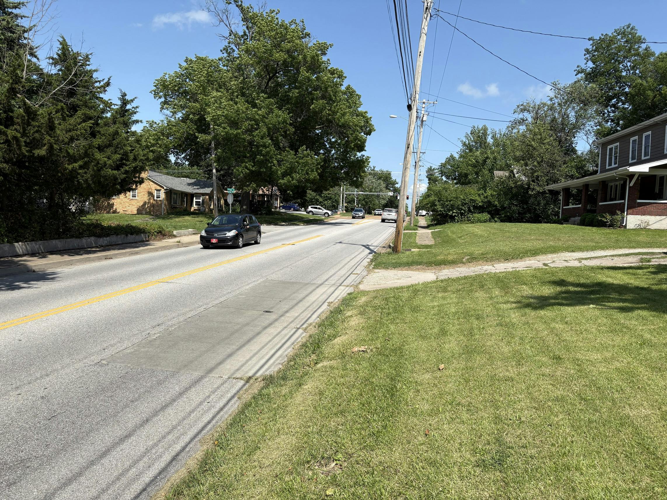 West Broadway no sidewalk area.JPG